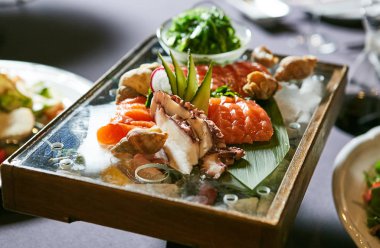 Deniz ürünleri ve salata kutusunda