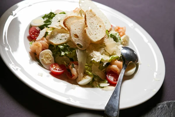 Salada fresca com frutos do mar — Fotografia de Stock