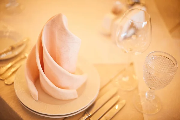 Ajuste de mesa de vacaciones en color blanco y oro — Foto de Stock