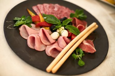 Salam ve Peynir tabağı sebze ile