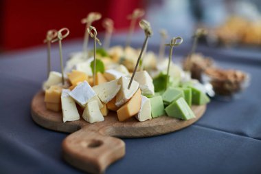 Peynir tabağı, fındık ve bal ile karışık