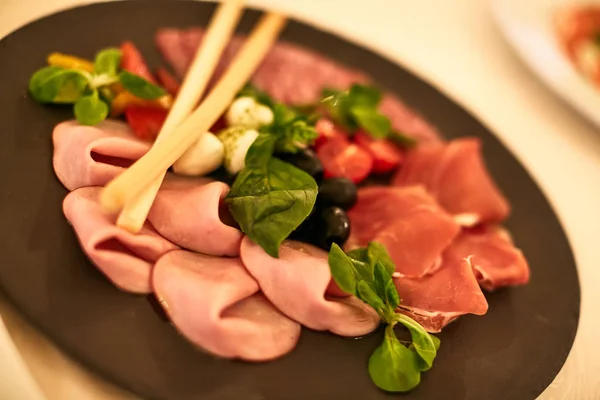 Bandeja de salami y queso con verduras — Foto de Stock