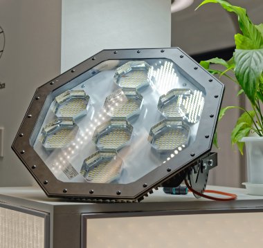 Tablo üzerinde büyük renkli led projektör.