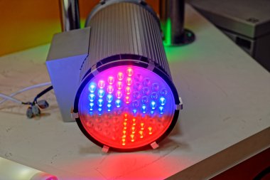 Tablo üzerinde büyük renkli led projektör.