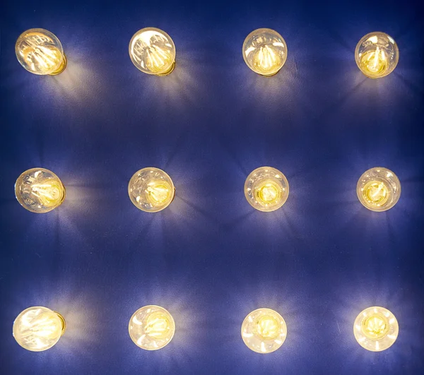 Lampy o różnych rozmiarach i kształtach. Stoisko do zaprezentowania światła led. Lampa wystaje ściany. — Zdjęcie stockowe
