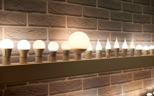 Lamps of different sizes and shapes. A booth to showcase led lamps. — Stockfoto