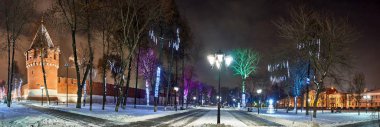 Noel gecesi şehir. Eski Kalesi. Kar park ile dekore edilmiş ağaçlar ve ışıklar. Rusya, Tula, Kremlin Bahçe, görünüm Nikitsky Kulesi'ne.