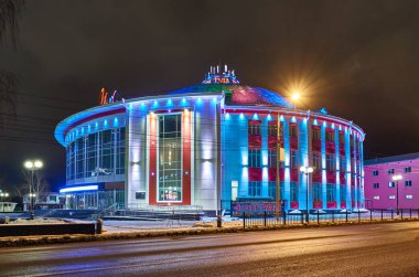 Rusya, Tula, Sovetskaya st ev 96 - 4 Aralık 2016. Tula devlet sirk ile renkli mimari aydınlatma cephe bina geceleri.