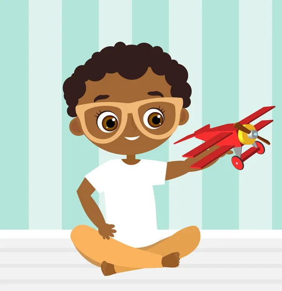 Niño afroamericano con gafas y avión de juguete. Chico jugando con el avión. Ilustración vectorial eps 10 aislado sobre fondo blanco. Estilo de dibujos animados plana . — Archivo Imágenes Vectoriales