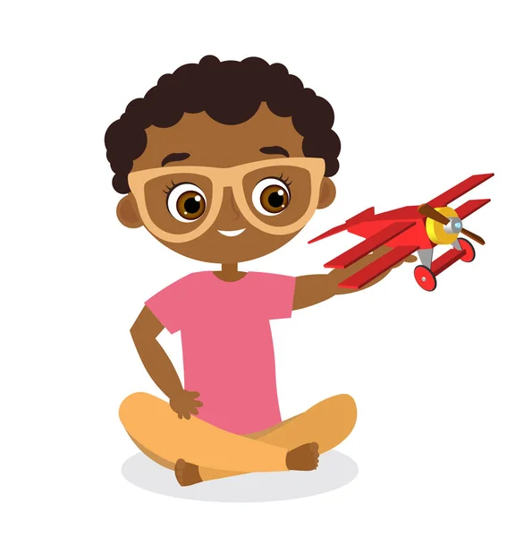 Niño afroamericano con gafas y avión de juguete. Chico jugando con el avión. Ilustración vectorial eps 10 aislado sobre fondo blanco. Estilo de dibujos animados plana . — Vector de stock