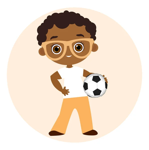 戴眼镜的非洲裔美国男孩。孩子在踢足球。矢量图 eps 10 孤立在白色背景上。平的卡通风格. — 图库矢量图片