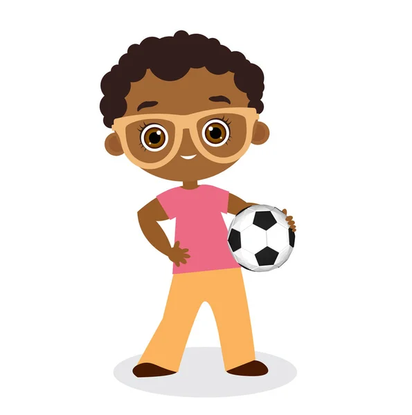 Niño afroamericano con gafas. Un chico jugando al fútbol. Ilustración vectorial eps 10 aislado sobre fondo blanco. Estilo de dibujos animados plana . — Vector de stock