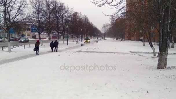 俄罗斯 2017年12月 小机器清理人行道和城市街道从雪和污垢 — 图库视频影像