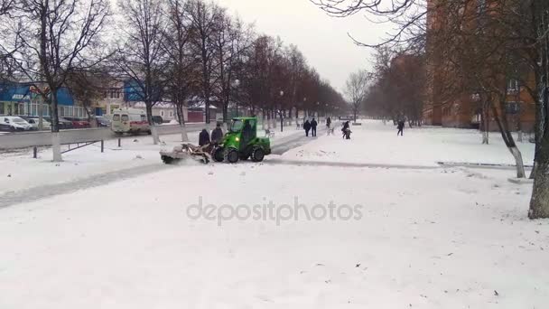 俄罗斯 2017年12月 小机器清理人行道和城市街道从雪和污垢 — 图库视频影像