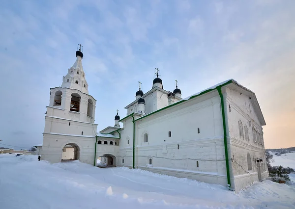 Monastero di Anastasov della Chiesa ortodossa cristiana russa. Russia, regione Tula, città Odoev, villaggio Anastasovo, inverno del 2016 . — Foto Stock