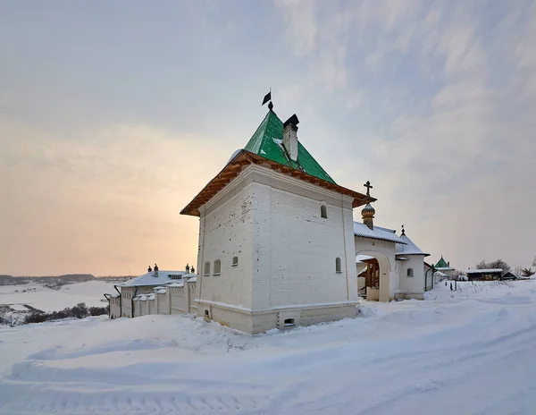 Anastasov klostret den ryska Christian ortodoxa kyrkan. Ryssland, Tula region, Odoev city, Anastasovo village, vintern 2016. — Stockfoto