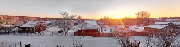 Winteranbruch. ländliche Landschaft im Provinzteil Zentralrusslands. Blick vom Himmel oben. — Stockfoto