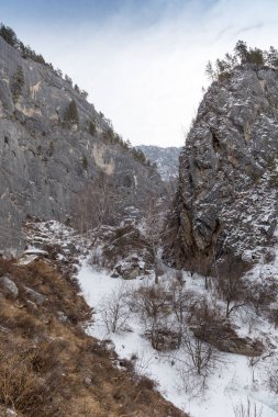 Dağlarda güzel taşlar ve kayalar