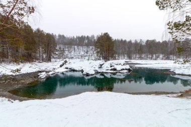 Altai dağlarındaki ayna gölü.