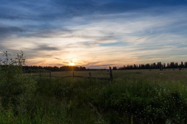 Bulutlu bir gökyüzünde güzel bir gün batımı