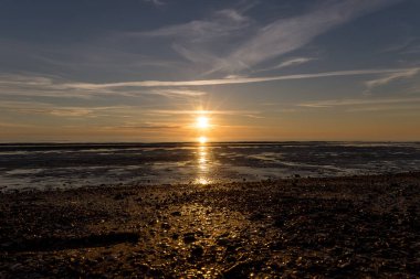 Beyaz Deniz 'in gökyüzü bulutlarında muhteşem gün batımı