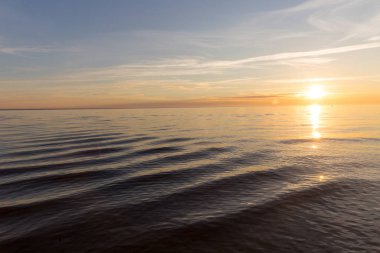 Beyaz Deniz 'in gökyüzü bulutlarında muhteşem gün batımı