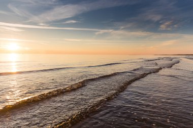 Beyaz Deniz 'in gökyüzü bulutlarında muhteşem gün batımı