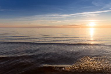 Beyaz Deniz 'in gökyüzü bulutlarında muhteşem gün batımı