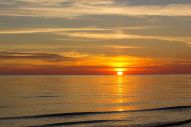 Beyaz Deniz 'in gökyüzü bulutlarında muhteşem gün batımı