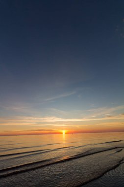 Beyaz Deniz 'in gökyüzü bulutlarında muhteşem gün batımı