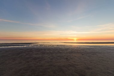 Beyaz Deniz 'in gökyüzü bulutlarında muhteşem gün batımı