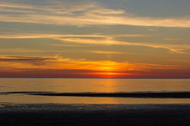 Beyaz Deniz 'in gökyüzü bulutlarında muhteşem gün batımı