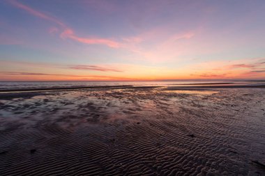 Beyaz Deniz 'in gökyüzü bulutlarında muhteşem gün batımı