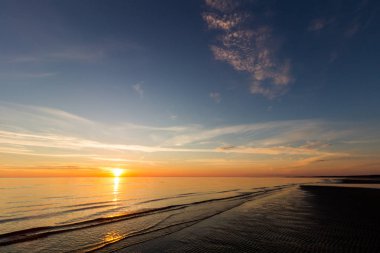 Beyaz Deniz 'in gökyüzü bulutlarında muhteşem gün batımı