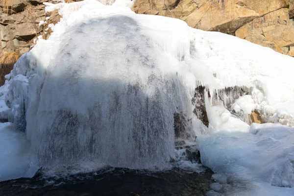 Gyönyörűen Fagyasztott Vízesés Télen — Stock Fotó