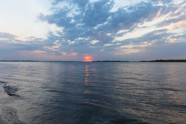 Tramonto Luminoso Nuvole Sul Fiume — Foto Stock