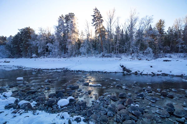 Berg Sjö Virvlar Färja Frostig Kväll — Stockfoto