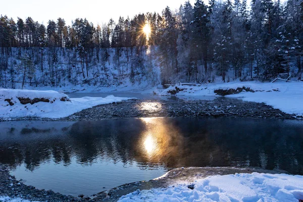凍てつく夜に山の湖がフェリーを渦巻く — ストック写真