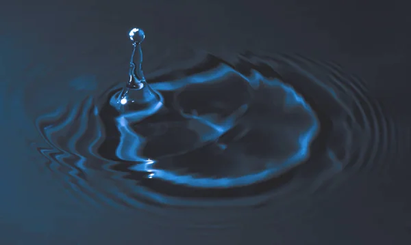 Abstract water drop splash with graphic motion flow ripple above — Stock Photo, Image