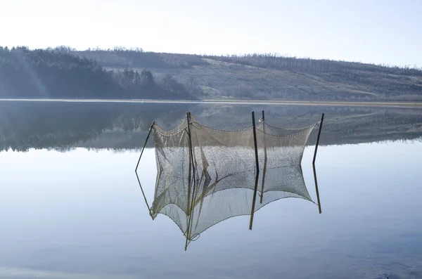 Fokken van de vijver voor de vissen in het meer — Stockfoto