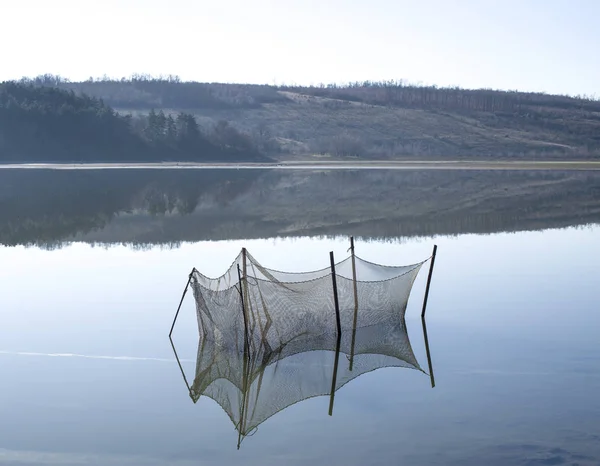 Fokken van de vijver voor de vissen in het meer — Stockfoto