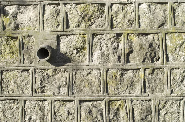 古い石壁排水用パイプ — ストック写真
