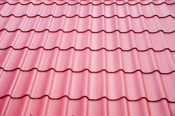 Yeni çelik levha metal çatı üzerinde 