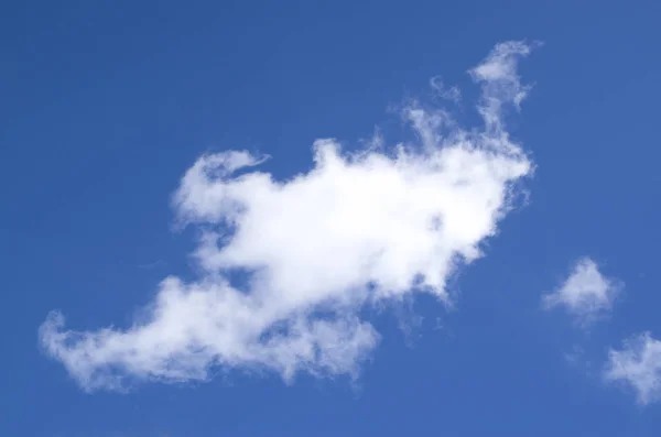 Nube blanca de cielo azul claro —  Fotos de Stock