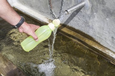 El plastik şişe su doldurma 