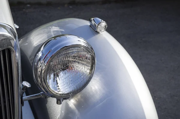 Headlight and front cover on english retro car — Stock Photo, Image