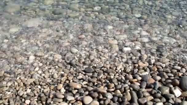 Small waves breaking in the pebbles — Stock Video