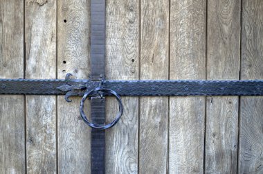 Metal siyah yuvarlak ahşap kapı üzerindeki kolu 