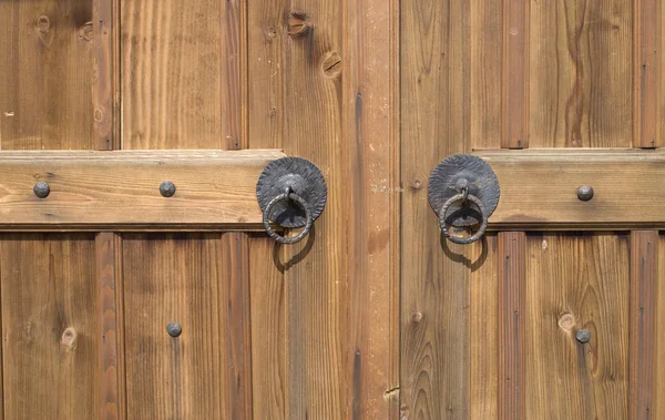 Metaal zwart ronde greep op houten deuren — Stockfoto