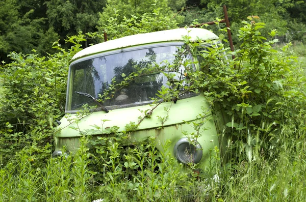 Old abandoned overgrown car — Stock Photo, Image